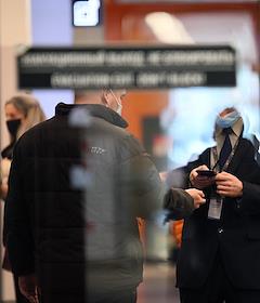 Проверка QR-кодов у посетителей торгового центра 'Мега Казань'