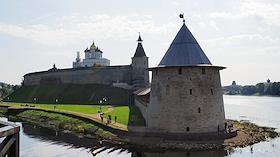 Жанровые фотографии. Виды Псковского Кремля и реки Великая