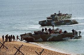 Учения по высадке морского десанта на необорудованное побережье в Крыму на полигоне Опук