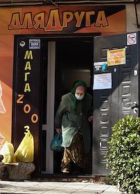 Ситуация с COVID-19 в Крыму.Очередь в пункт вакцинации.Люди у входа в поликлиннику в ожидании ПЦР теста.Люди в масках на улице