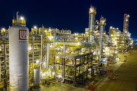 Виды завода ООО 'ЛУКОЙЛ-Волгограднефтепереработка'. Жанровая фотография