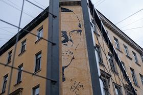 Граффити с портретом Даниила Хармса на стене дома