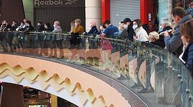 Очередь на вакцинацию от covid-19 в торговом центре 'Европолис' в первый день локдауна