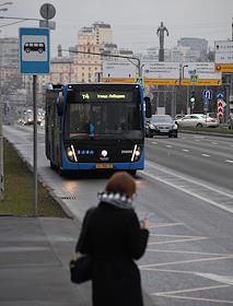 Жанровые фотографии. Смена номеров и маршрутов Московского наземного транспорта