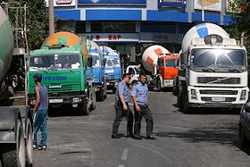 Очередное столкновение между сотрудниками милиции и местными жителями, протестующими против уплотнительной застройки, произошло по адресу улица Маршала Бирюзова, 41. Жители вновь заблокировали стройку. Цементовозы на улице маршала Бирюзова