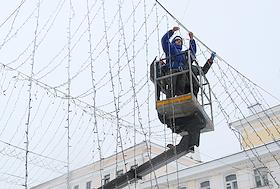 Уборка снега в городе после сильной метели. Установка новогодней елки и развеска иллюминации