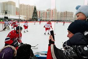 Матч между командой звезд советского и российского хоккея 'Легенды хоккея' и командой жителей микрорайона Путилково 'Команда двора' на стадионе Красногорского образовательного центра 'Вершина'