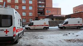 Очередь карет скорой помощи возле приёмного отделения Покровской больницы