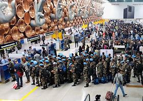 Аэропорт Дели. 'Голубые каски' - индийские миротворцы сил ООН на паспортном контроле