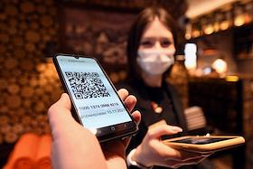 Жанровые фотографии. В Санкт-Петербурге введены обязательные QR-коды с информацией о вакцинации для посещения заведений общественного питания