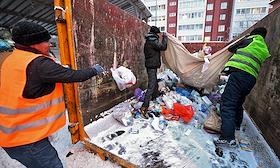 Процесс уборки и вывоза мусора из двора одного из спальных районов Санкт-Петербурга