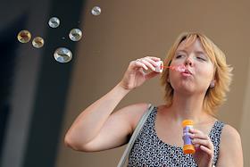 Вера Кузьмина, ведущая передачи '25-й час' на телеканале ТВЦ.

