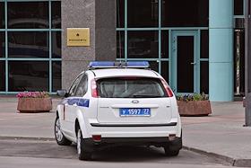 Вывеска компании 'Роснефть' на здании главного офиса компании 'ЮКОС' на улице Дубининской