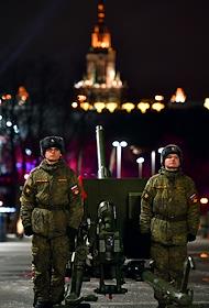 Праздничный артиллерийский салют отдельного гвардейского салютного дивизиона Западного военного округа (ЗВО) имени маршала артиллерии Владимира Михалкина в честь Дня защитника Отечества