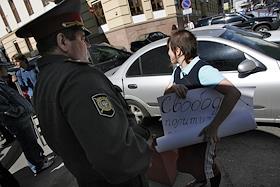 Акция солидарности с анархистами, арестованными по подозрению в подрыве 'Невского экспресса' у памятника Сергею Есенину. Организатор: 'Автономное действие' и другие анархистские группы Москвы