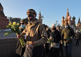 Возложение цветов на месте убийства Бориса Немцова на Большом Москворецком мосту