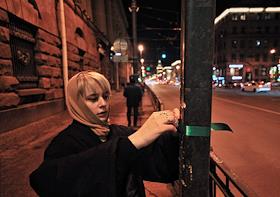 Флеш-моб 'Зеленая лента' в Санкт-Петербурге. Зеленая лента была избрана символом движения 'Нет войне'