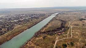 Северо-Крымский канал начал заполняться днепровской водой, поступающей самотеком с территории Украины. Вода уже дошла до Армянска