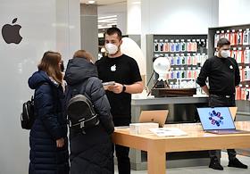 Магазин техники Apple re:Store. Российский ритейлер 2 марта закрыл все свои магазины в Москве ввиду приостановки продажи товаров компанией Apple в России.  Жанровая фотография