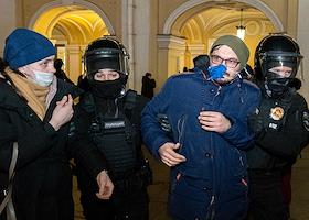 Несогласованная акция против специальной военной операции на Украине на Невском проспекте у Гостиного двора