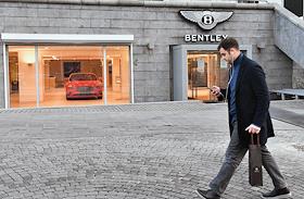Жанровые фотографии. Автосалон 'Bentley' на Третьяковском проезде