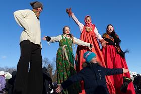 Празднование Масленицы на Елагином острове в Санкт-Петербурге