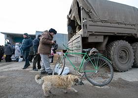 Раздача гуманитарной помощи военнослужащими и волонтерами ДНР в освобожденном селе Анодоль