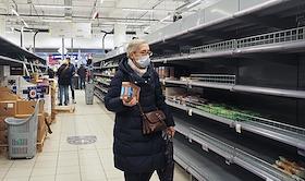 Распродажа в финском супермаркете 'Призма' в связи с решением компании о приостановке бизнеса в России. Финская компания S-Group управляющая продовольственной сетью Prisma и тремя гостиницами Sokos Hotels прекращает свою деятельность в России
