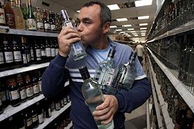 Промо-акция с участием основного инвестора украинской компании 'Хортица' Евгением Черняком в универмаге 'Ням-ням' на Рязанском проспекте