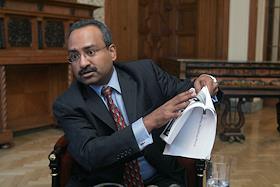 Интервью с президентом компании 'Теннеко' Хэри Нэйром в отеле 'Европа'