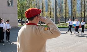 Поднятие российского флага учащимися старших классов перед началом уроков в Гимназии УВК №1