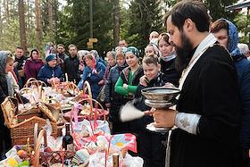 Великая Суббота. Чин освящения яиц, куличей и пасхи в Храме Казанской иконы Божией Матери в Вырице