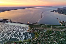 Волжская ГЭС на максимальном сбросе воды