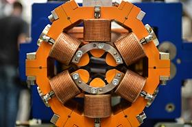 Сборка частей бустерного синхротрона для Сибирского кольцевого источника фотонов (СКИФ) в Институте ядерной физики имени Г. И. Будкера СО РАН в Новосибирске. СКИФ - источник синхротронного излучения поколения 4+ с энергией 3 ГэВ. Масштабный проект развернут на земельном участке площадью 30 гектаров, периметр основного кольца ускорителя составляет 480 метров. ЦКП СКИФ строится по национальному проекту 'Наука и университеты' в наукограде Кольцово под Новосибирском. Центр будет включать ускорительный комплекс, экспериментальные станции и лабораторный комплекс