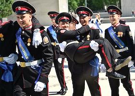 Кадеты-выпускники Сибирского кадетского корпуса во время торжественного мероприятия, посвященного Дню 'последнего звонка' в Новосибирске