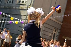 Жанровые фотографии. Последний звонок в Новосибирске. Выпускники во время последнего звонка в гимназии №16
