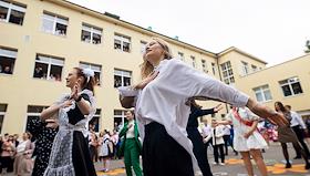 Выпускники во время последнего звонка в школах Калининграда