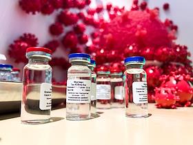 Жанровые фотографии. Вакцина от коронавирусной инфекции 'Спутник V'