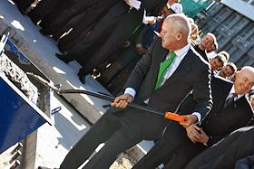 Закладка камня в основание башни 'Россия', которая станет самым высоким сооружением в Европе, с участием мэра Москвы Юрия Лужкова