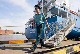 Прибытие и швартовка сухогруза 'Холмогоры' в торговом порту Калининграда