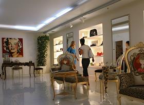 Топ Carolina Herrera, кардиган Twin set. Интерьер бутика Rich&Rich