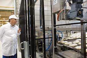 Визит мэра Екатеринбурга Алексея Орлова на Свердловский хлебомакаронный комбинат 'Смак'