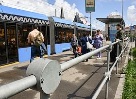 Огороженные трамвайные остановки на Комсомольской площади