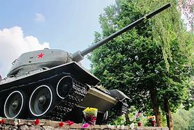 Советский танк Т-34 - памятник, монумент в память прорыва Красной армией обороны фашистов во время Великой отечественной войны