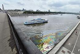 A slick of oil products with an area of ​​about 4.5 thousand square meters was noticed on the Moskva River near the Krymsky Bridge