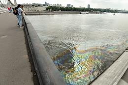 A slick of oil products with an area of ​​about 4.5 thousand square meters was noticed on the Moskva River near the Krymsky Bridge.