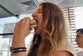 День открытых дверей для журналистов в ресторане «Вкусно — и точка» на улице Викулова в Екатеринбурге