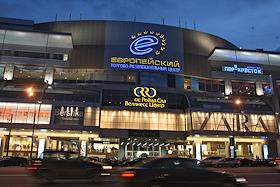 Торговый центр 'Европейский' на площади Киевского вокзала. Киевский вокзал. Вход в метро 'Киевская'
