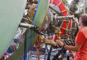 Жанровые фотографии. Работа Института ядерной физики имени Г. И. Будкера Сибирского отделения Российской академии наук (ИЯФ СО РАН) в Новосибирске