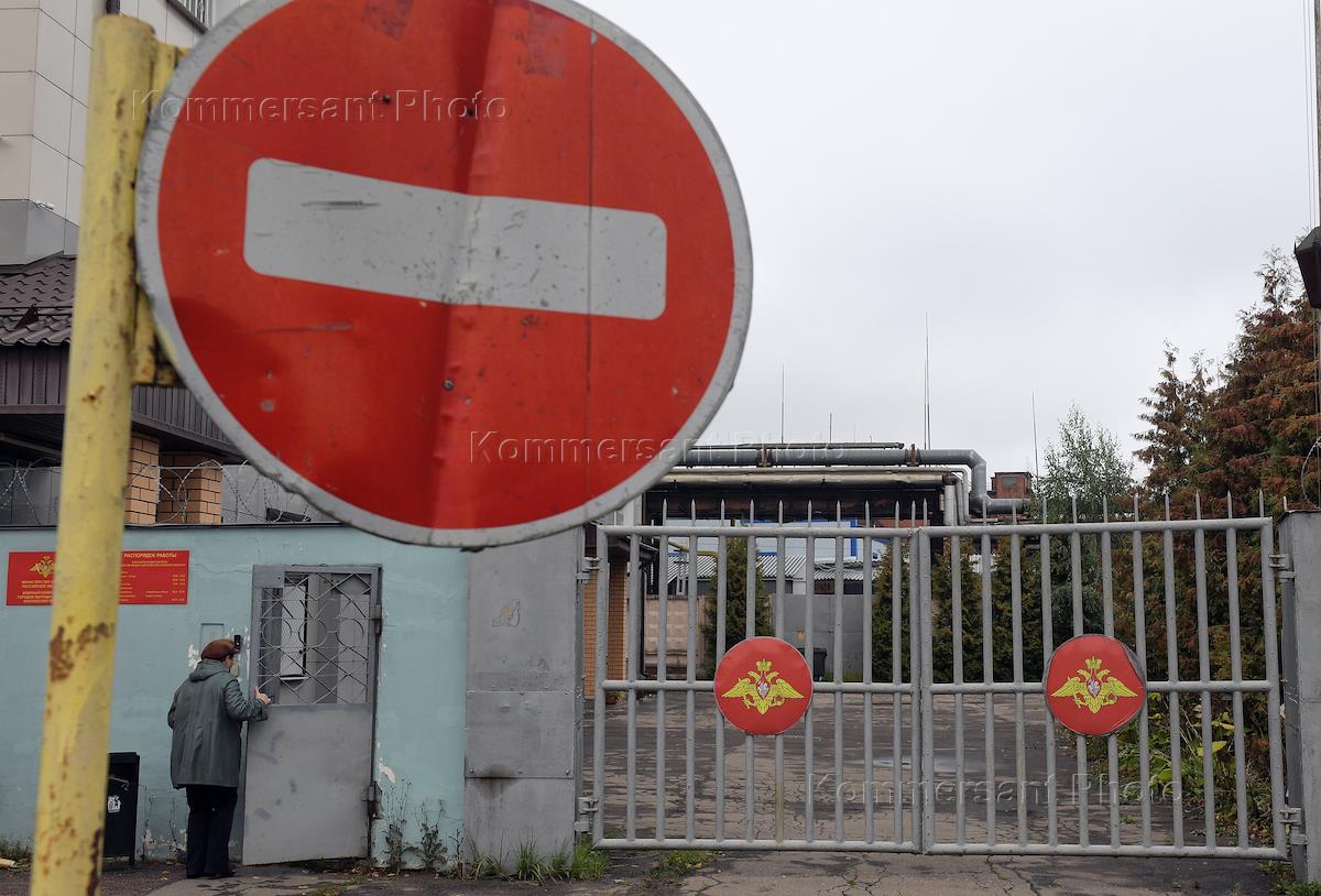 Районный военный комиссариат (военкомат) в городе Мытищи. Жанровая  фотография. – Коммерсантъ Фото